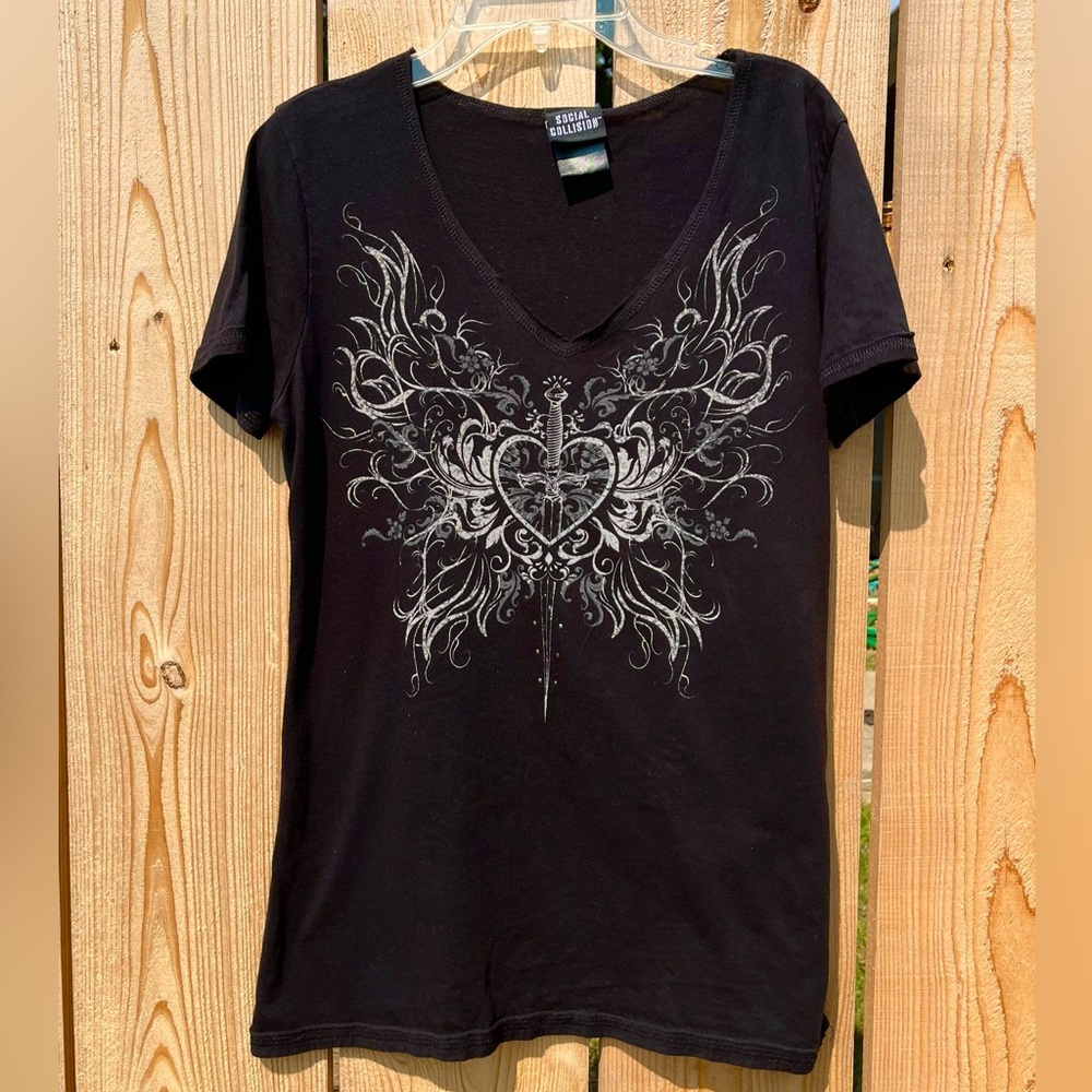 Y2K 2000s Social Collision Black V-Neck Graphic TShirt Sword Heart Sz Sm Grunge